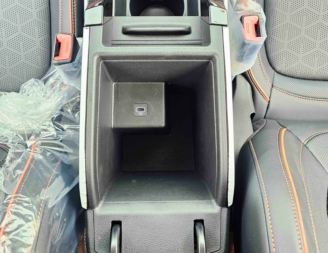 Kia Seltos CVT LUXURY/ DUAL TONE WITH BLACK ROOF / PANORAMIC ROOF/ 1.5L V4 PETROL CHINES SPECS (CODE#KSLL)