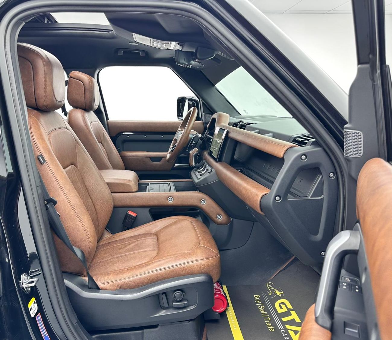 لاند روفر ديفندر 2022 Land Rover Defender 110 V8 Edition, Sep/2026 Land Rover Warranty, Nov/2027 Land Rover Service P