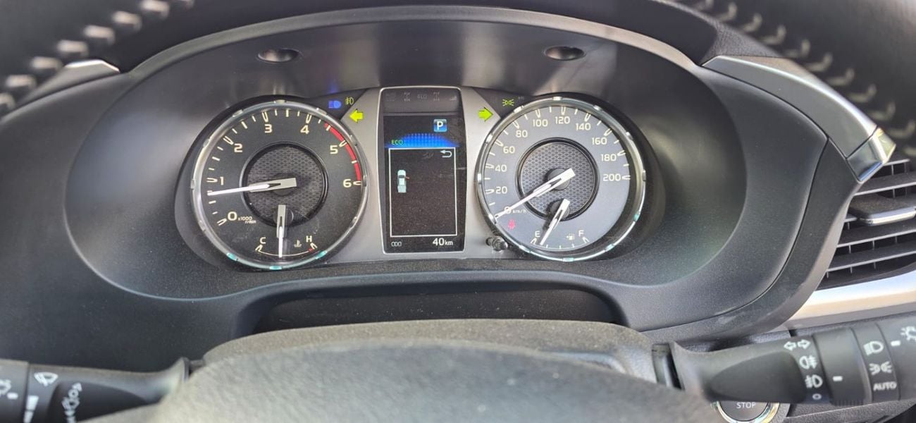 تويوتا هيلوكس RHD DIESEL FULL OPTION