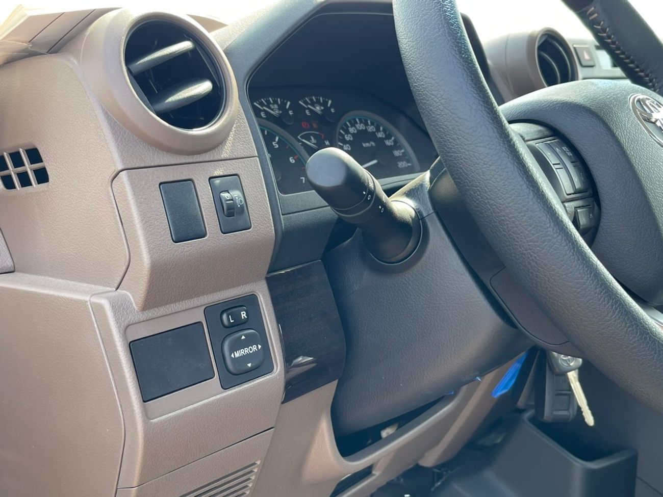 Toyota Land Cruiser Pick Up Toyota LAND CRUISER SC AT PETROL 4.0L DIFF BEIGE 2025