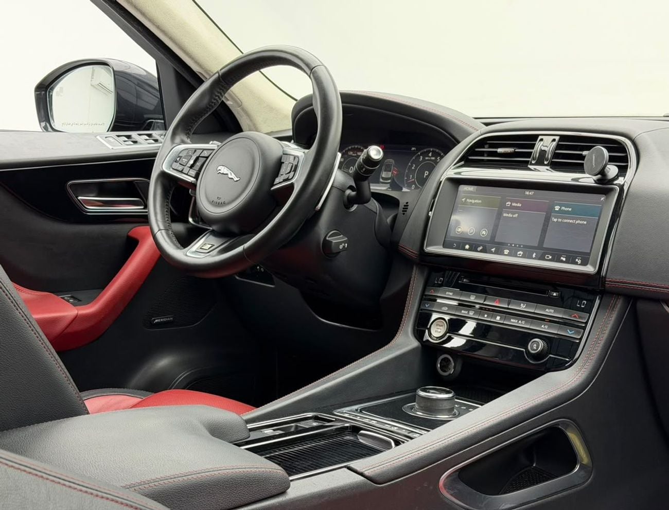 جاكوار F بيس R-SPORT