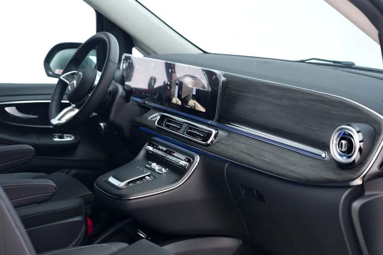 Mercedes Maybach V Class Maybach V300 AVANTGARDE | GCC 0km | Agency Warranty | 360 View | 64 colors Ambeint Lights