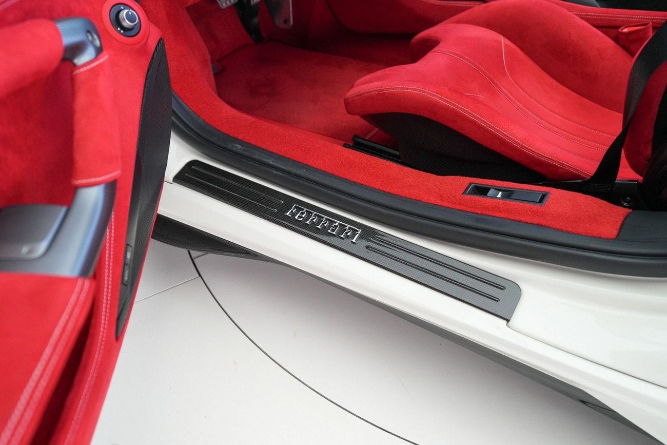 فيراري ف ٨ سبيدر STD (3.9L · 8 Cyl · Automatic · Petrol · Convertible · Rear Wheel Drive · 2 Seats · 2 Door)