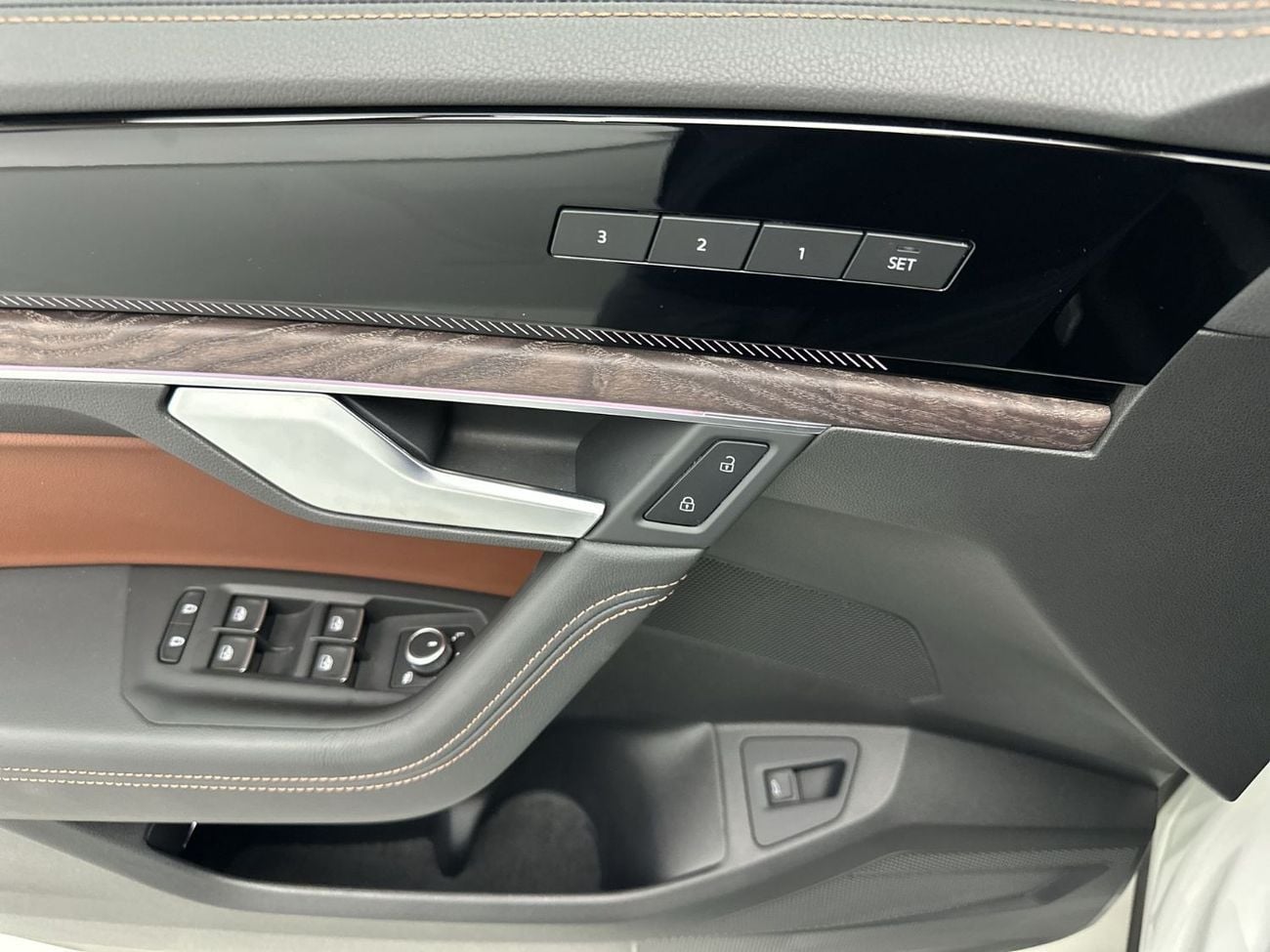 فولكس واجن طوارق 3.0T TL (340 HP) Touareg Elegance (Ref#02784) - 51,100 AED SAVINGS from New Car