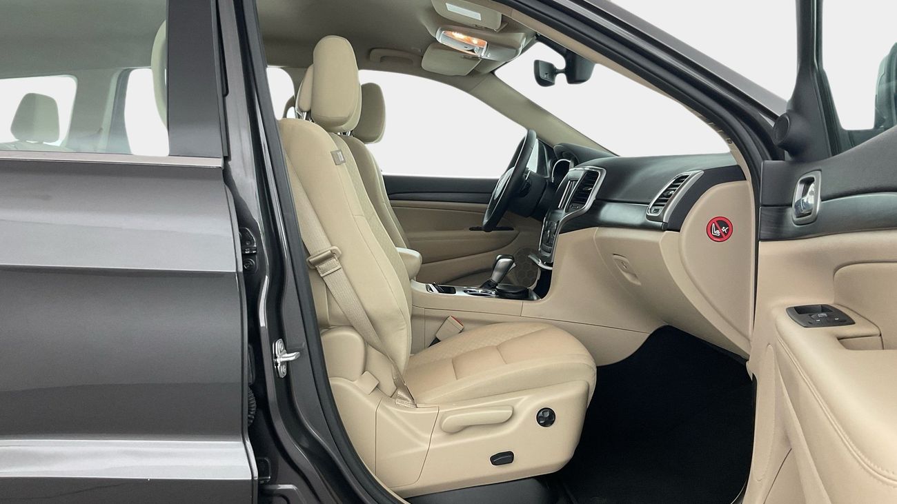 جيب جراند شيروكي Laredo | upto AED 20,000 Ramadan Discount | شامل الضمان | 0 ﺪﻔﻋﺓ ﺃﻮﻟﻯ