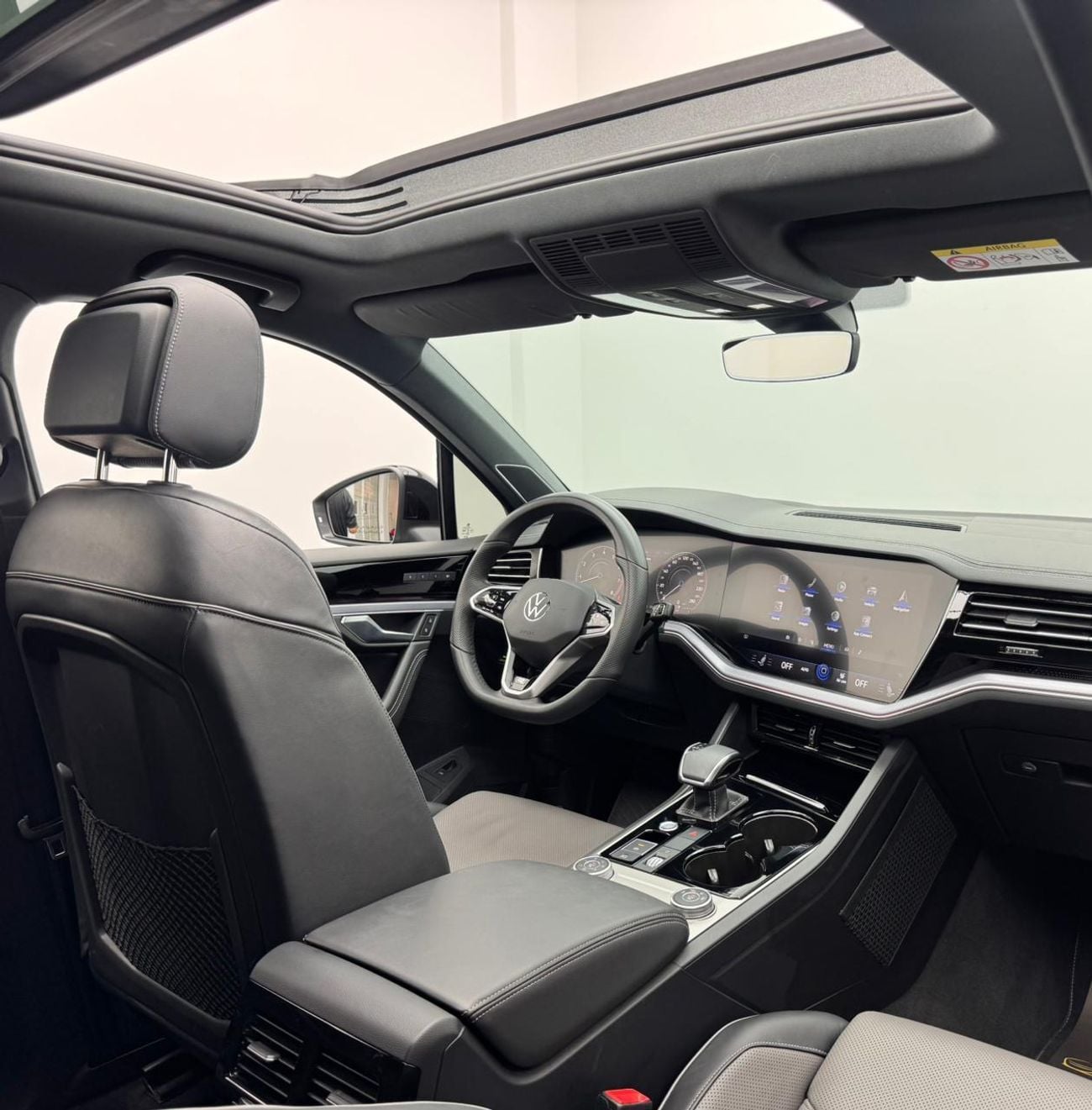 فولكس واجن طوارق R-Line 3.0L 4WD 2023 Volkswagen Touareg R-Line, 2026 Volkswagen Warranty, 2028 VW Service Pack, GCC