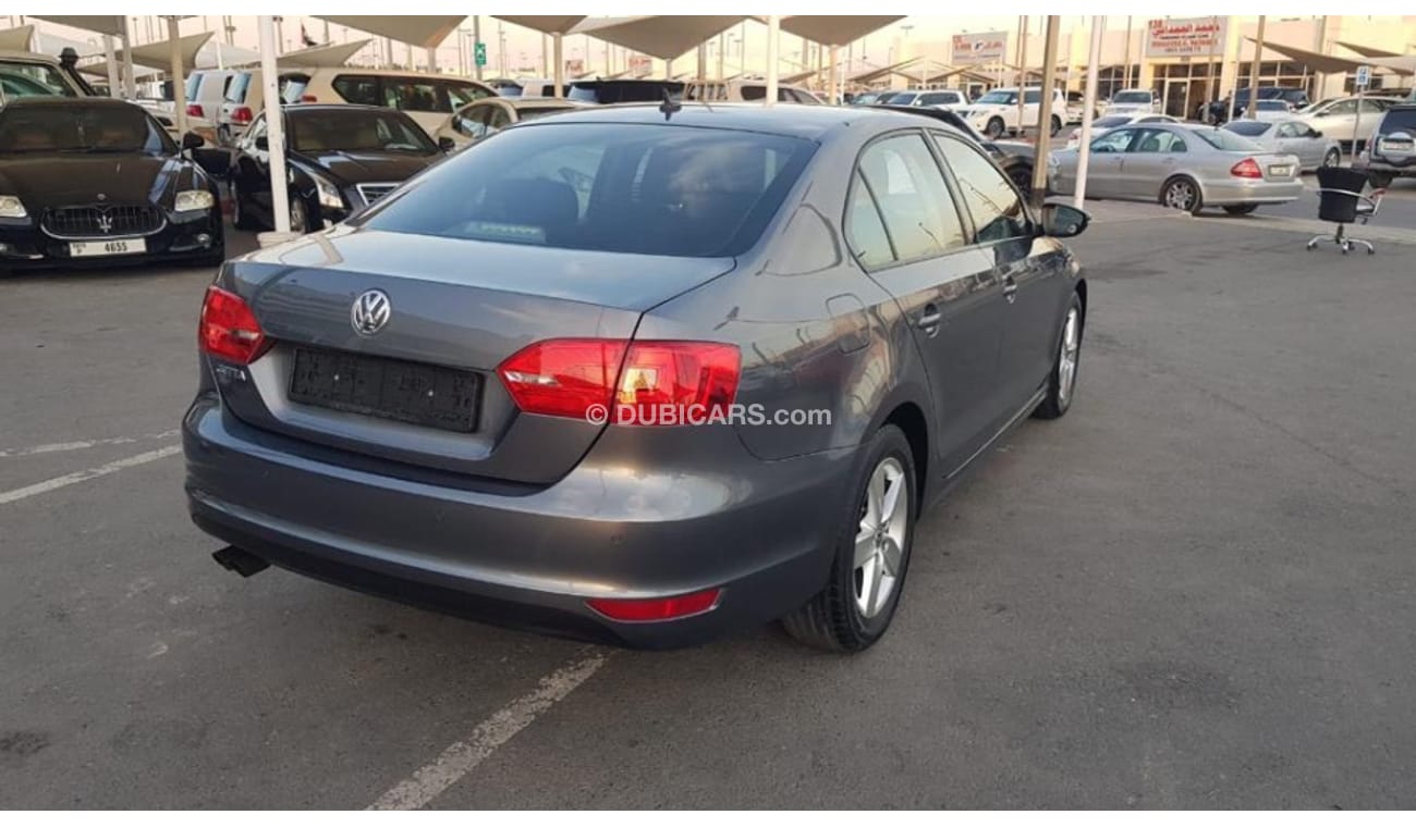 Volkswagen Jetta Volex wagan Getta model 2015 GCC car prefect condition full option low mileage blinde spot big scres