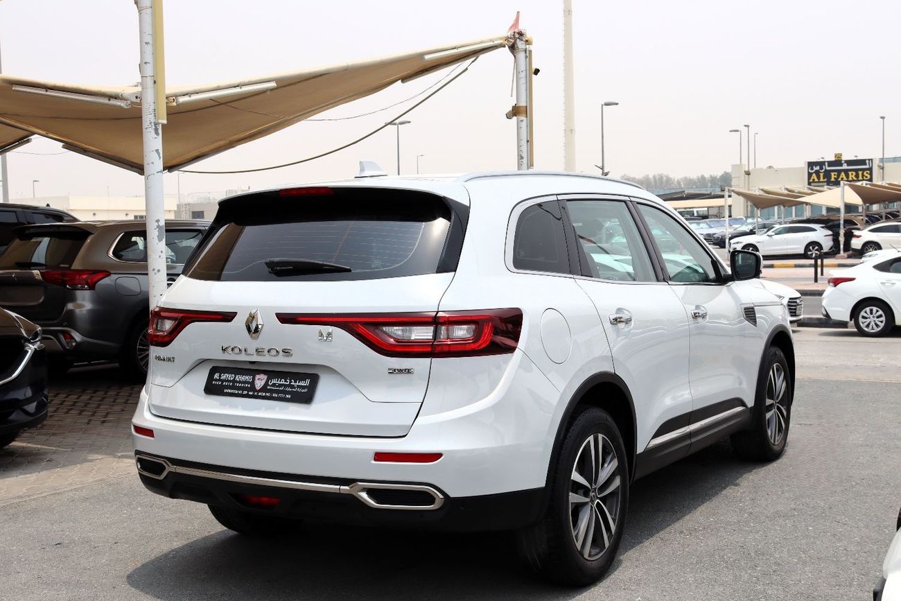 رينو كوليوس LE خالية من الحوادث - خليجي - فل اوبشن - السيارة بحالة ممتازة من الداخل والخارج