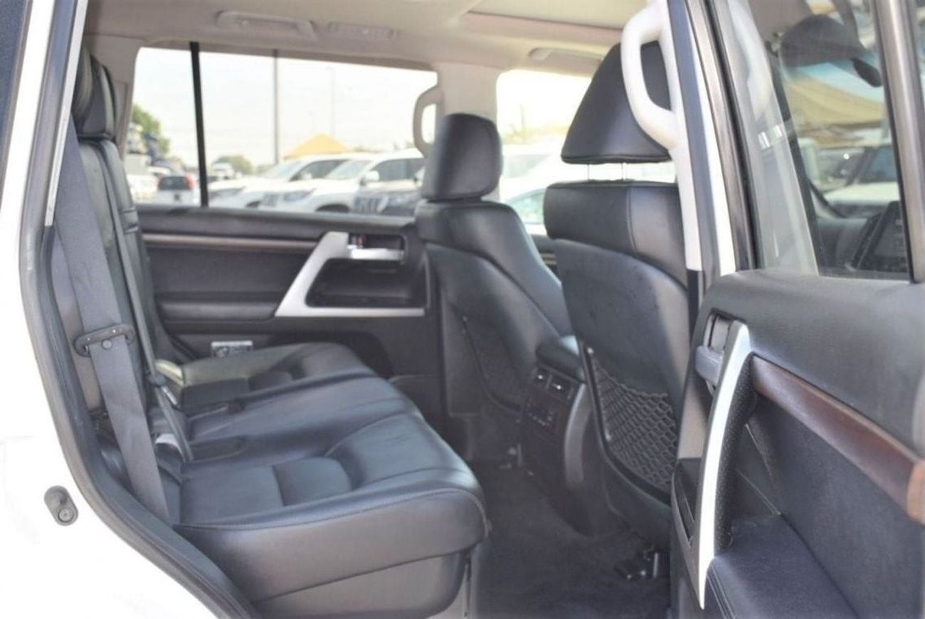 تويوتا لاند كروزر V8 Diesel 4.5L (Right Hand)