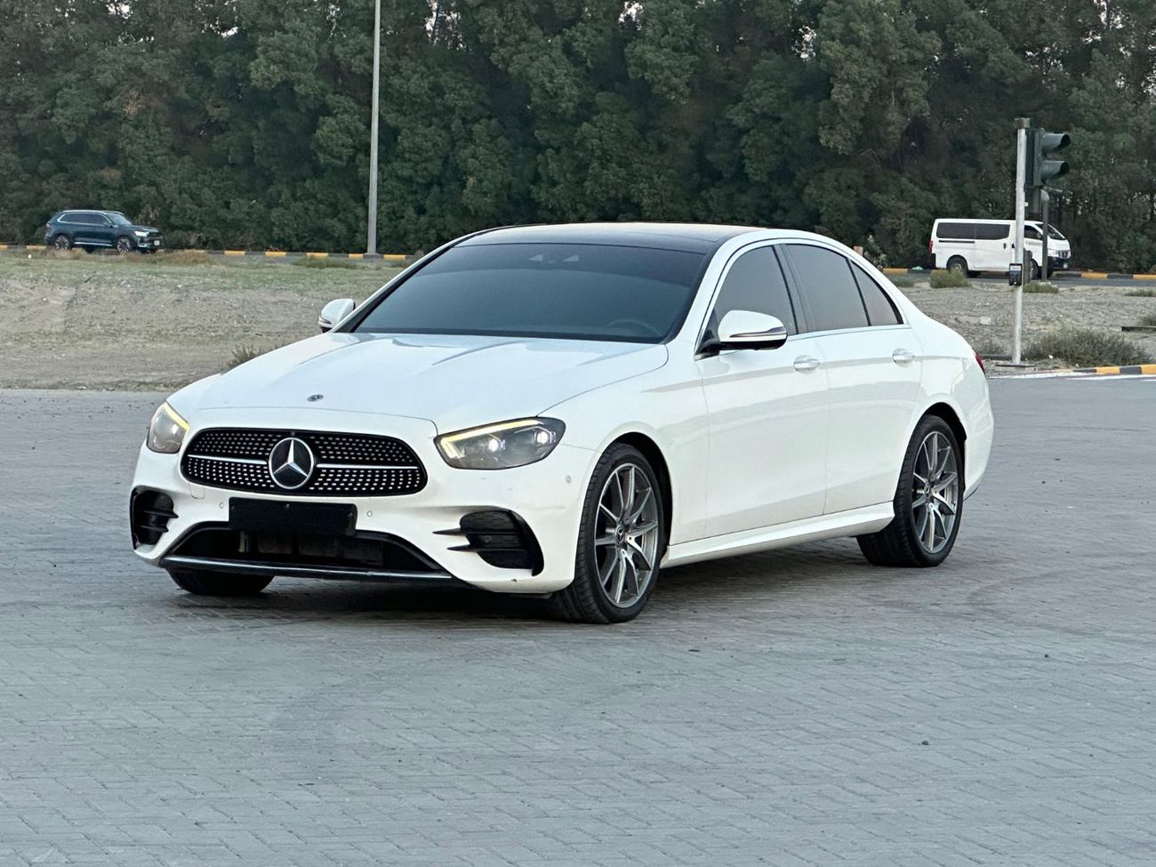 Mercedes-Benz E300 Premium + 2.0L