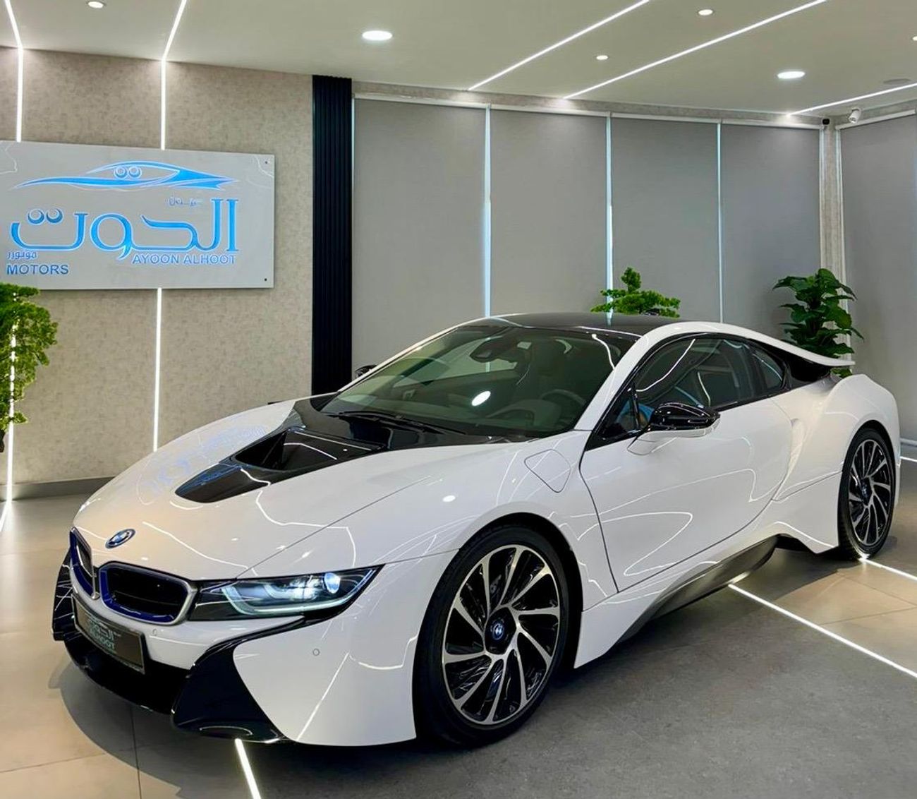 BMW i8 ELITE BMW I8 || GCC II FULLY LOADED || ACCIDENT FREE || VERY LOW MILEAGE || F.S.H BMW