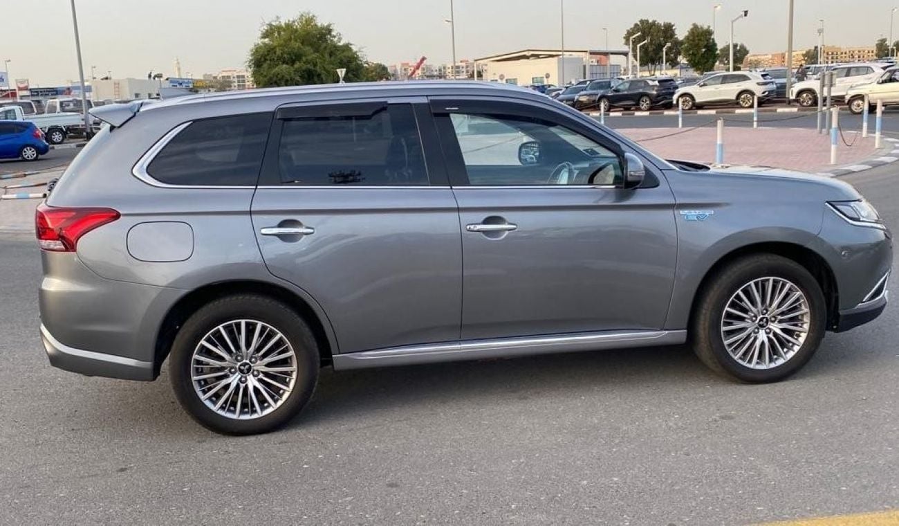 ميتسوبيشي آوتلاندر PHEV 2.4 Liter Right Hand Drive Automatic Sunroof Leather seats