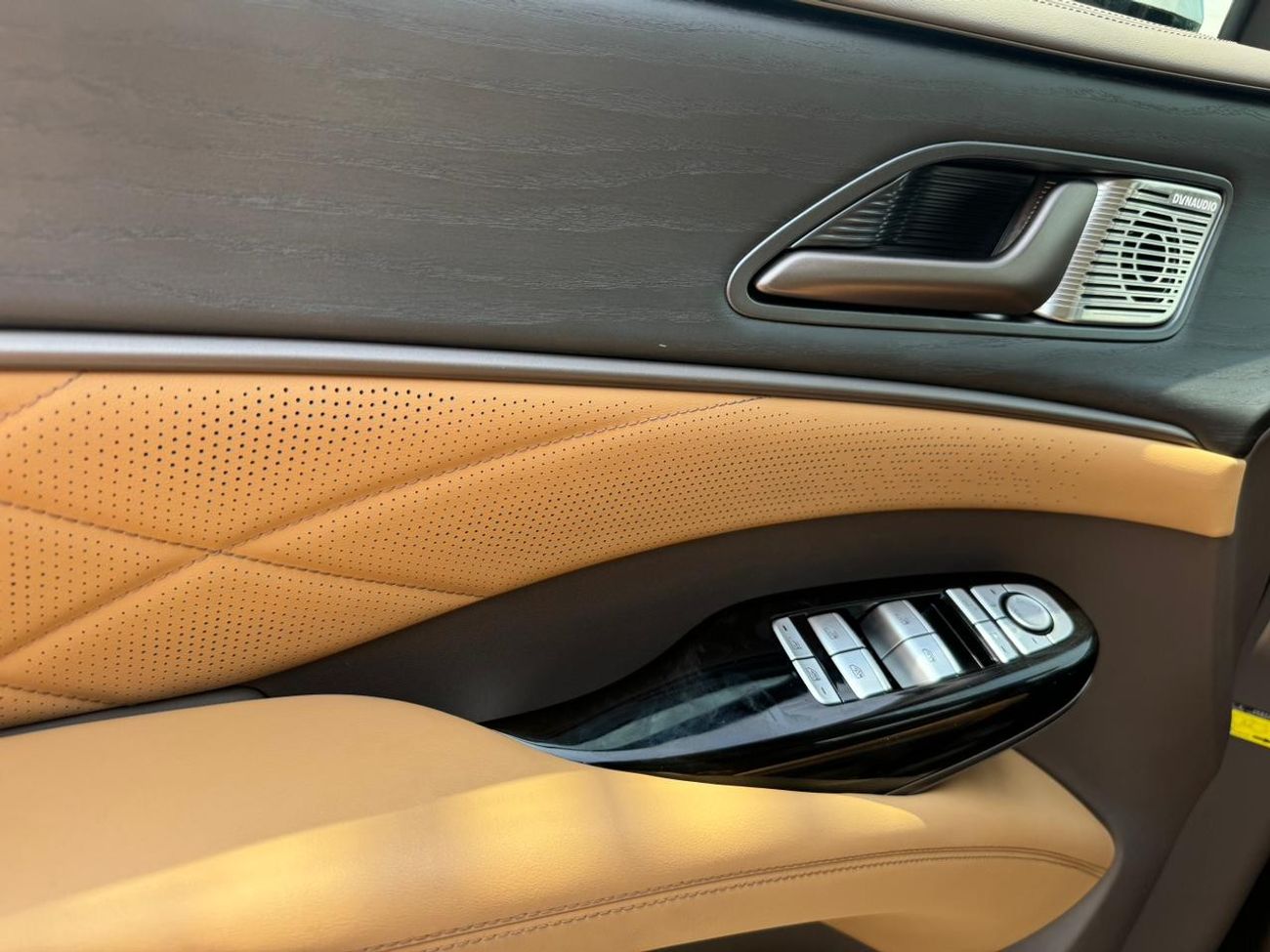 Denza D9 2023 DENZA D9 DUAL DM-i SUPER HYBRID VERSION