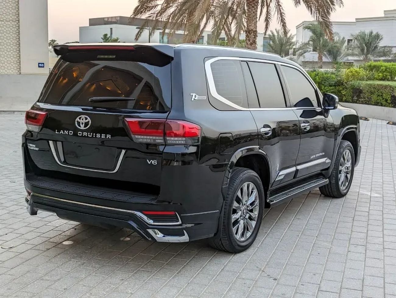 Toyota Land Cruiser GXR FACELIFTED WITH INTERIOR AND EXTERIOR V6 4.0L IN PERFECT CONDITION