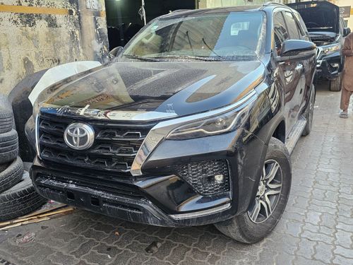 Toyota Fortuner STD D(diesel) 2.4L V4 DIESEL ENGINE Automatic Gear 4WD 7 Seats 5 Doors