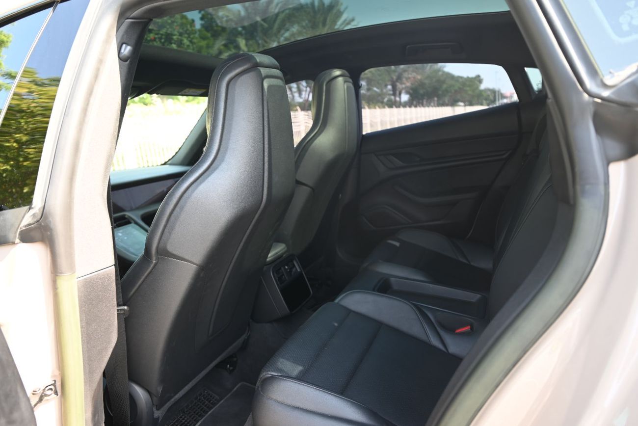 Porsche Taycan 4S - 5180 AED - UNDER WARRANTY - PORSHCE TAYCAN 2023 - GCC SPECS