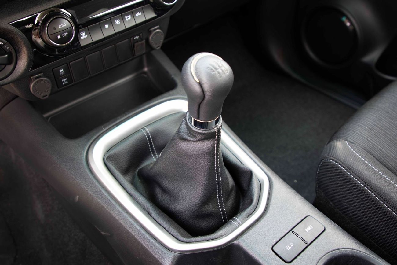 Toyota Hilux 2022 Toyota Hilux 4x4 DC 2.4 HI SR5 - White Pearl inside Black