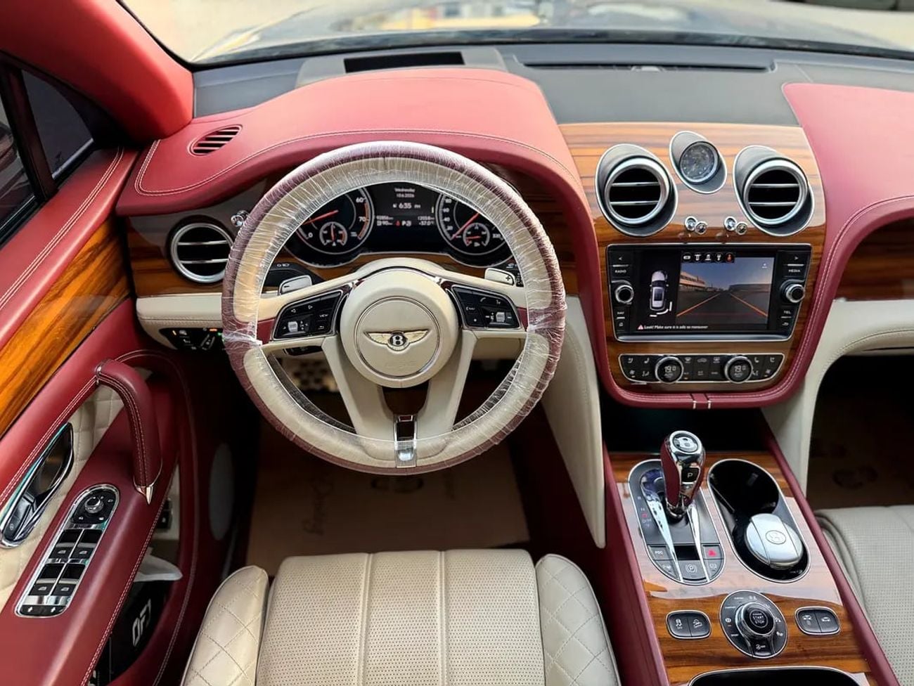 بنتلي بينتايجا W12 AWD | GCC Specs | Low Mileage