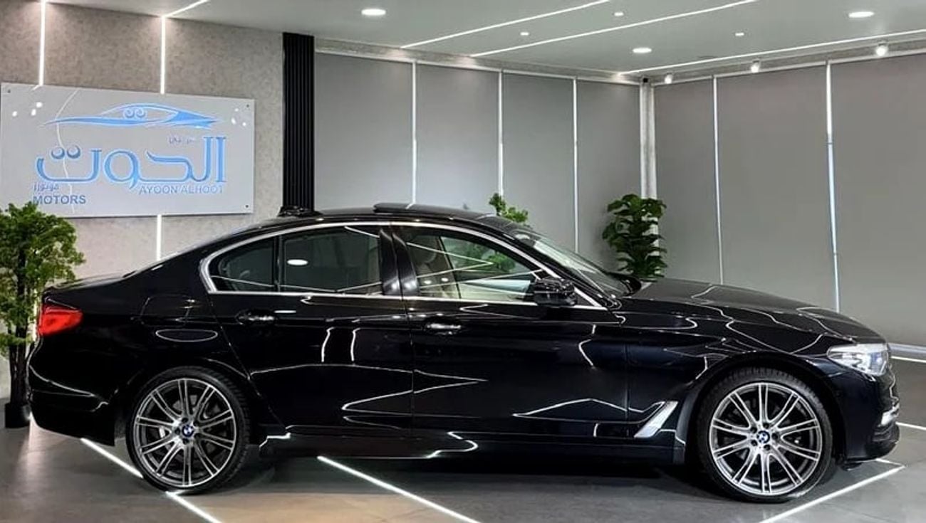 بي أم دبليو 520i EXCLUSIVE LUXURY ELITE BLACK 520i || TOP RANGE || GCC || SCREENS || LIKE