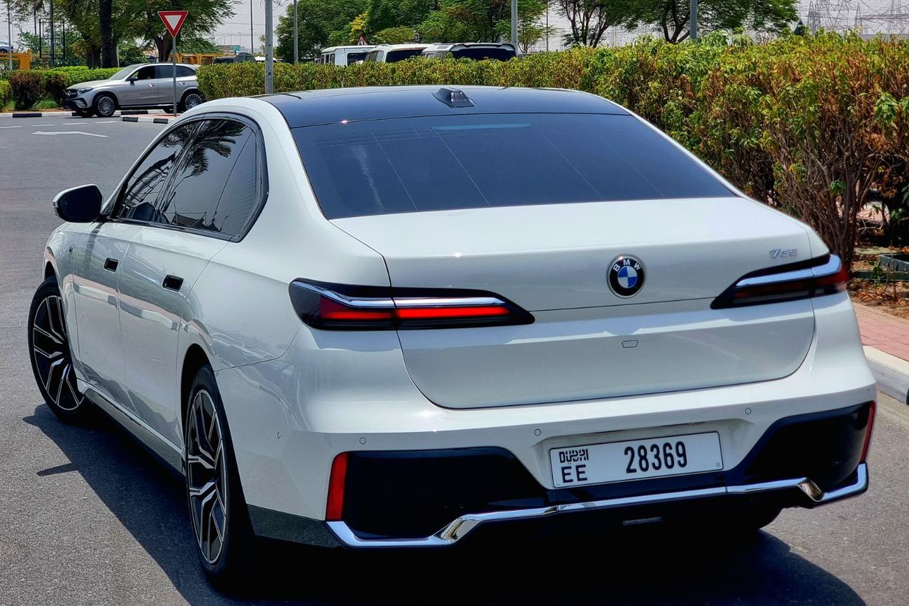 BMW 735i M Sport 5 years Warranty & service 2023 GCC