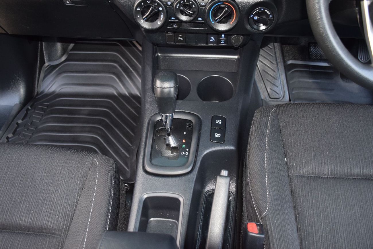 تويوتا هيلوكس 4x4 Diesel 2.8L (Right Hand)