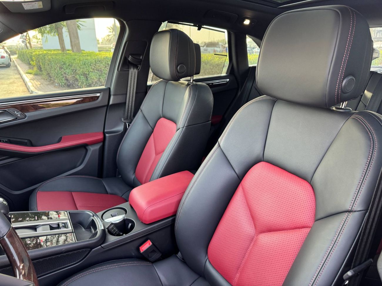 Porsche Macan Std 2.0L (252 HP) GCC SPEC UNDER WARRANTY NEAT AND CLEAN