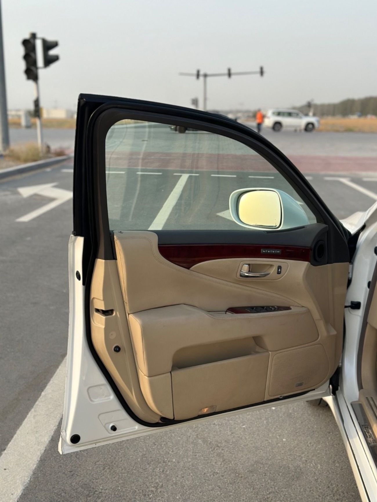 لكزس LS 460 موديل 2009 خليجي فل مواصفات كراسي جلد وفتحه وتحكم كهربي كامل ونظام صوت ممتاز وكاميرا خلفيه