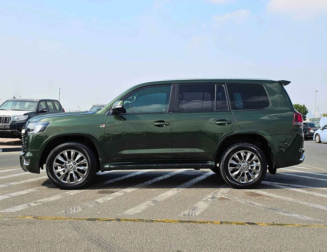 Toyota Land Cruiser GR SPORT / V8 4.6L/ 2022 SHAPE/ A/T /SPECIAL COLOR/ FULL OPTION/ EXPORT ONLY / LOT#60306