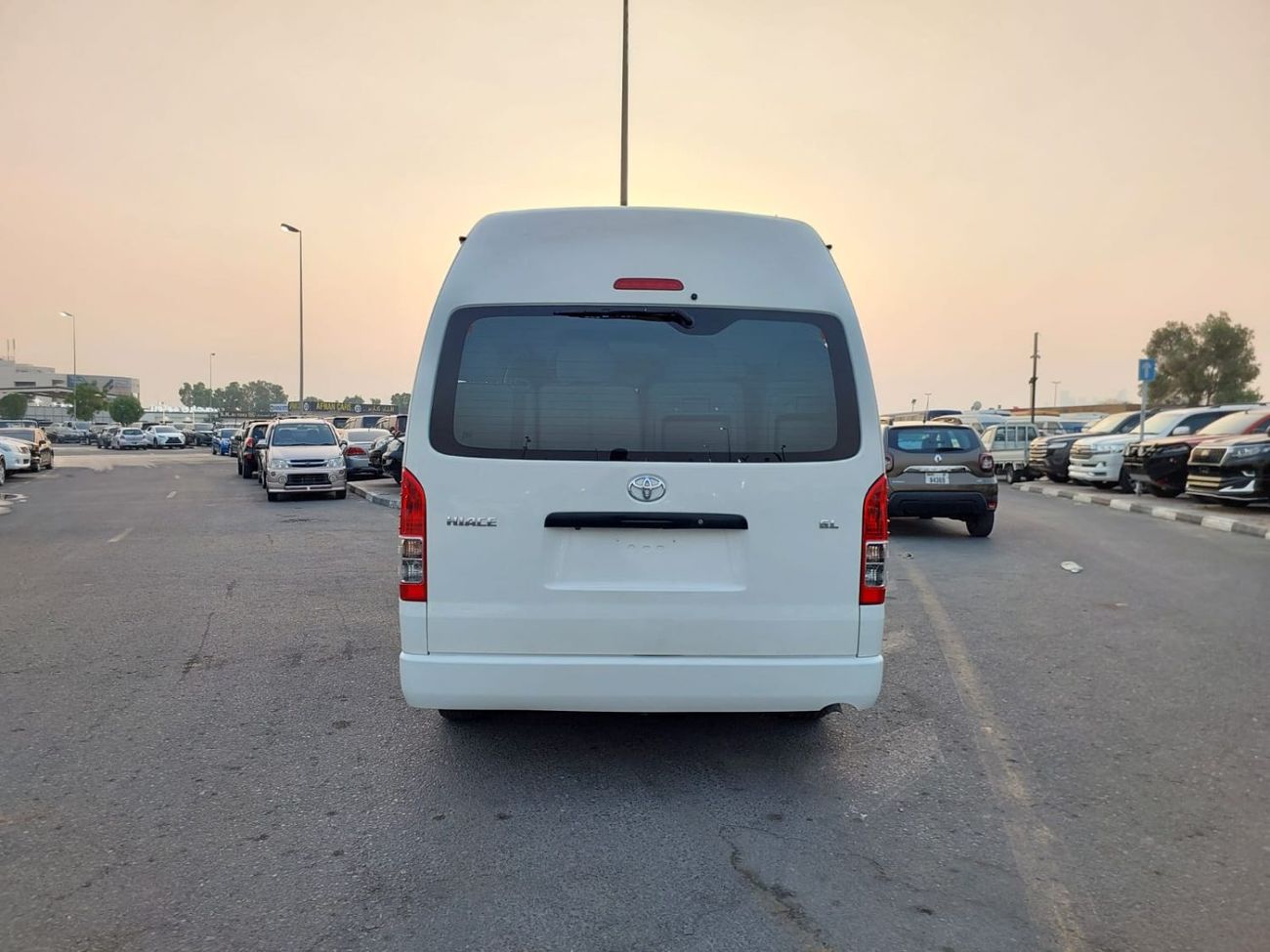 Toyota Hiace TOYOTA HIACE COMMUTER VAN RHD 2016 MODEL 3.0 L DIESEL AUTOMATIC(PM28060)