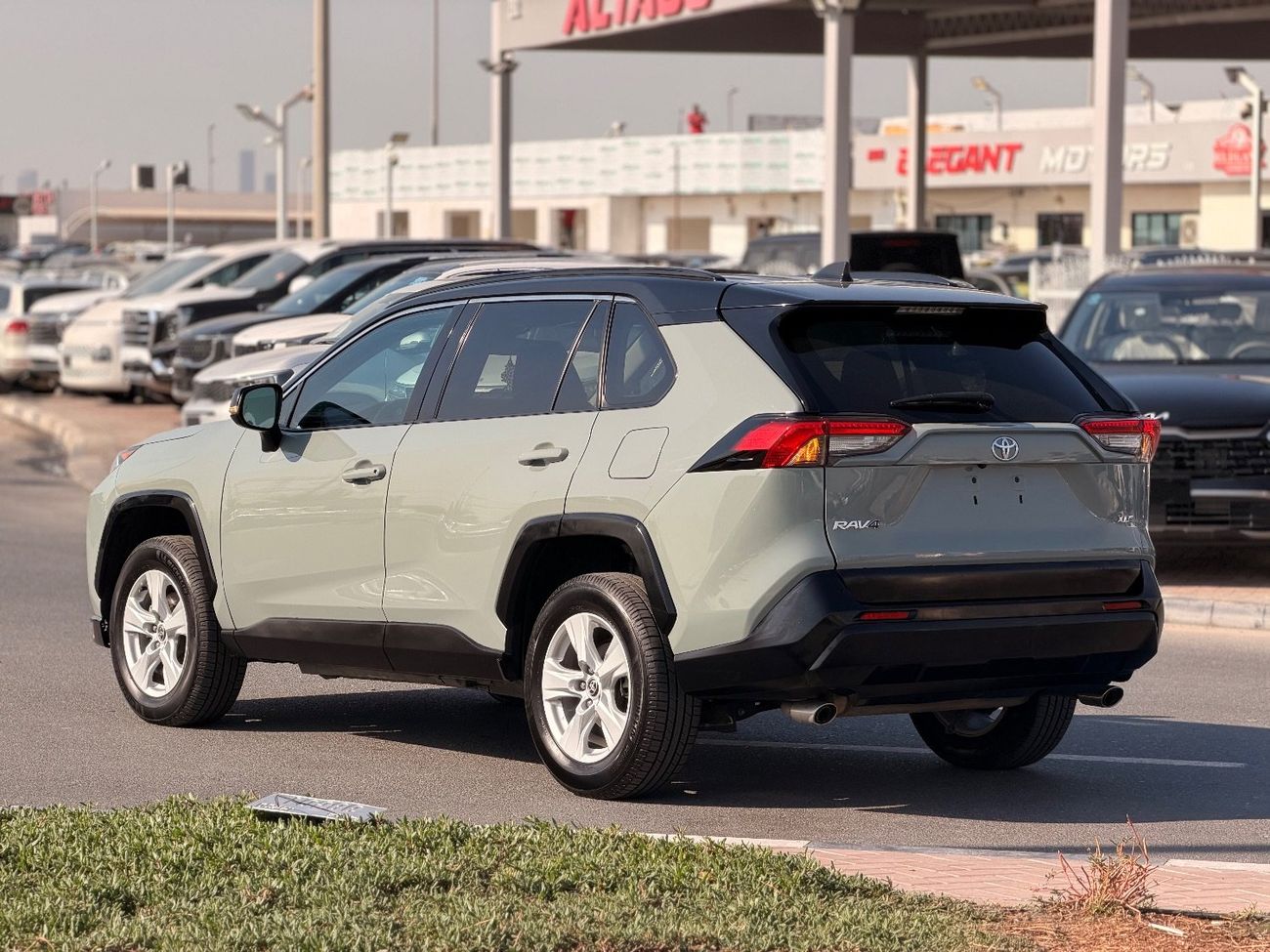 Toyota RAV4 XLE 2.5 L Full option Sunroof, push start