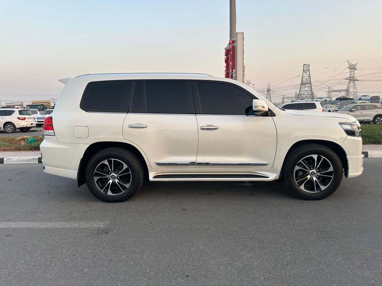 تويوتا لاند كروزر Toyota landcruise 2021Model Engine 4.0 v6 petrol GXR colour white Transmission Automatic Interior.Bl