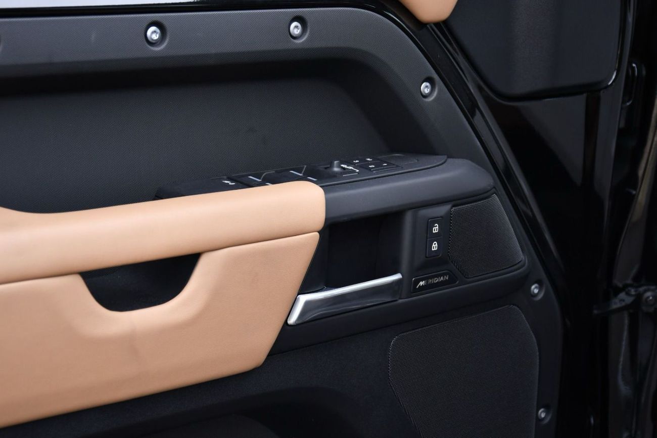 Land Rover Defender P400 90 HSE 3.0L (6 Seater) Land Rover Defender X dynamic HSE P400 V6 110  GCC 5 years warranty