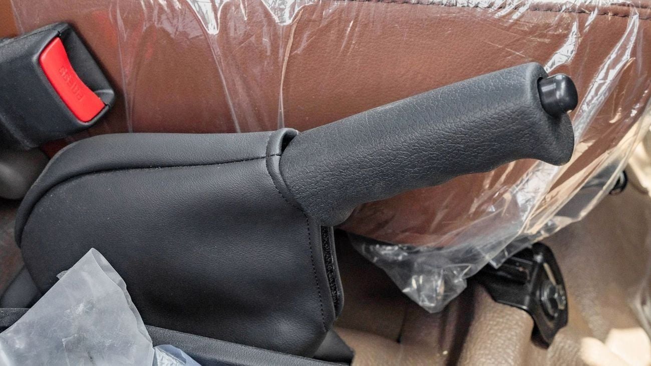 تويوتا لاند كروزر بيك آب 2025 Toyota Land Cruiser LC 79 2.8L AT Diesel (White-Brown)