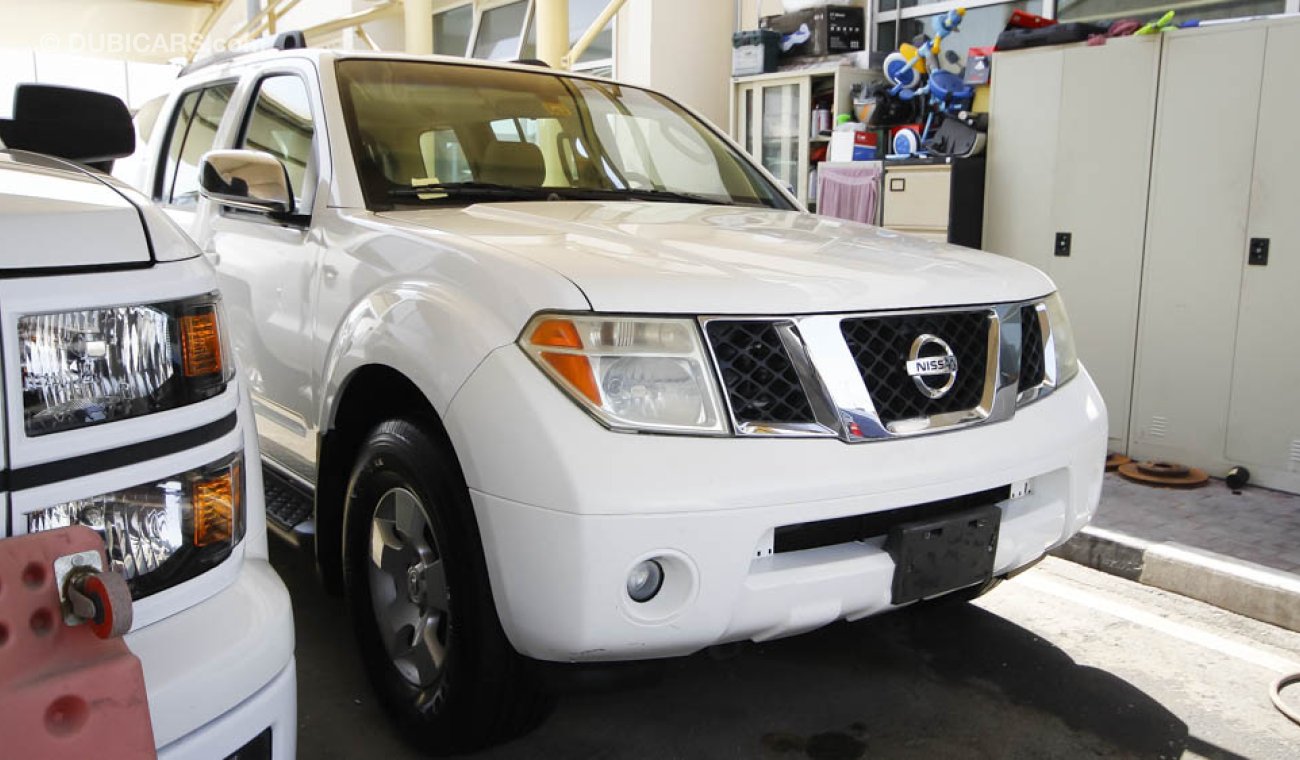 Nissan Pathfinder SE