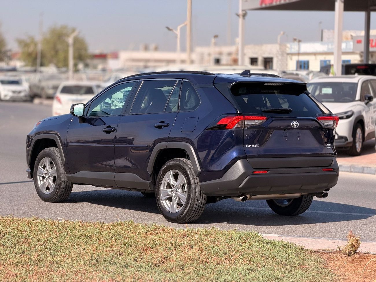 Toyota RAV4 XLE 2.5 L AWD leather seats, push start 2024