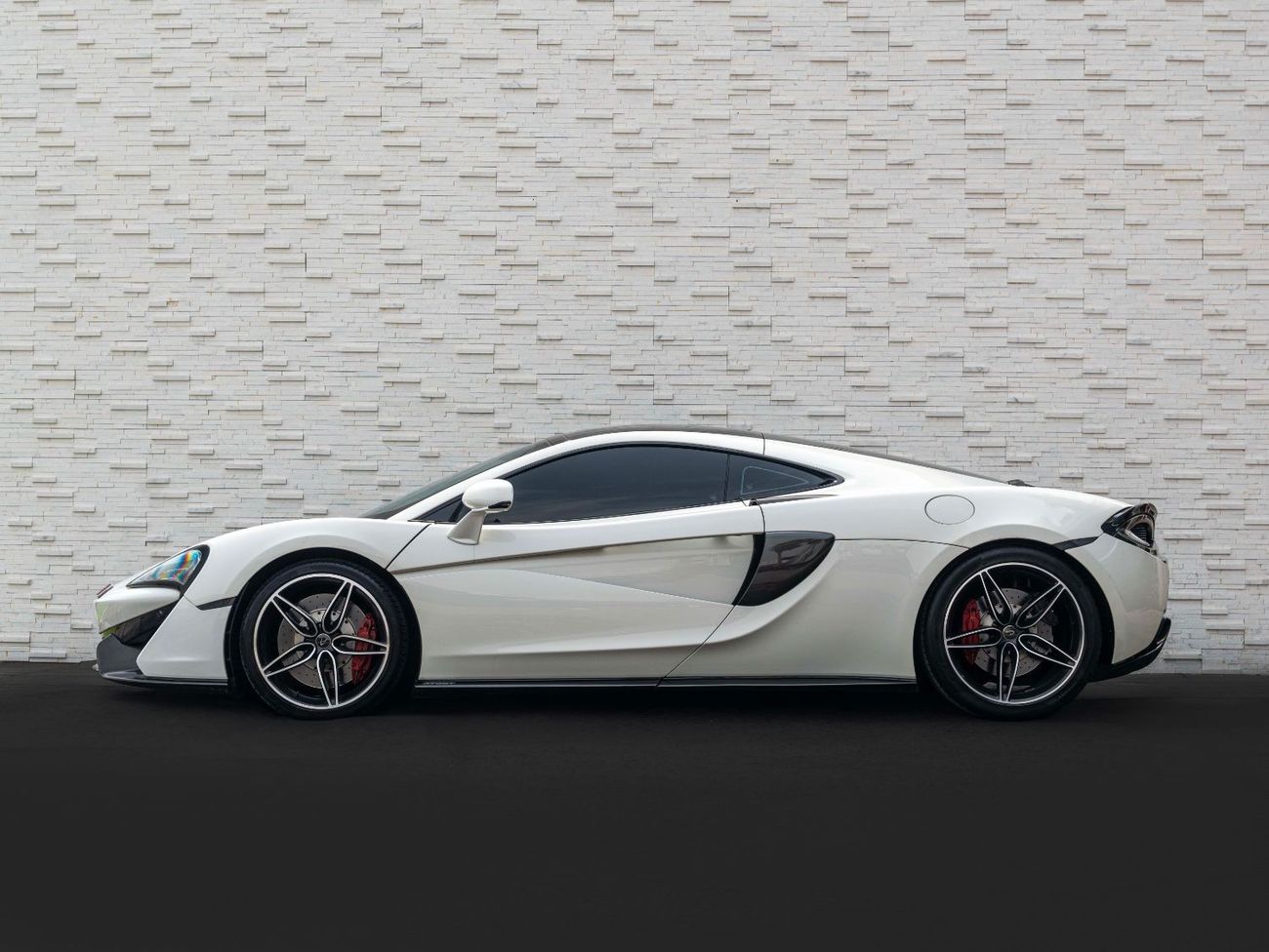 McLaren 570GT AED 13,933 PM • 570 GT CARBON FIBER • ONLY 51,000 KMS • 3.8L TURBOCHARGED V8