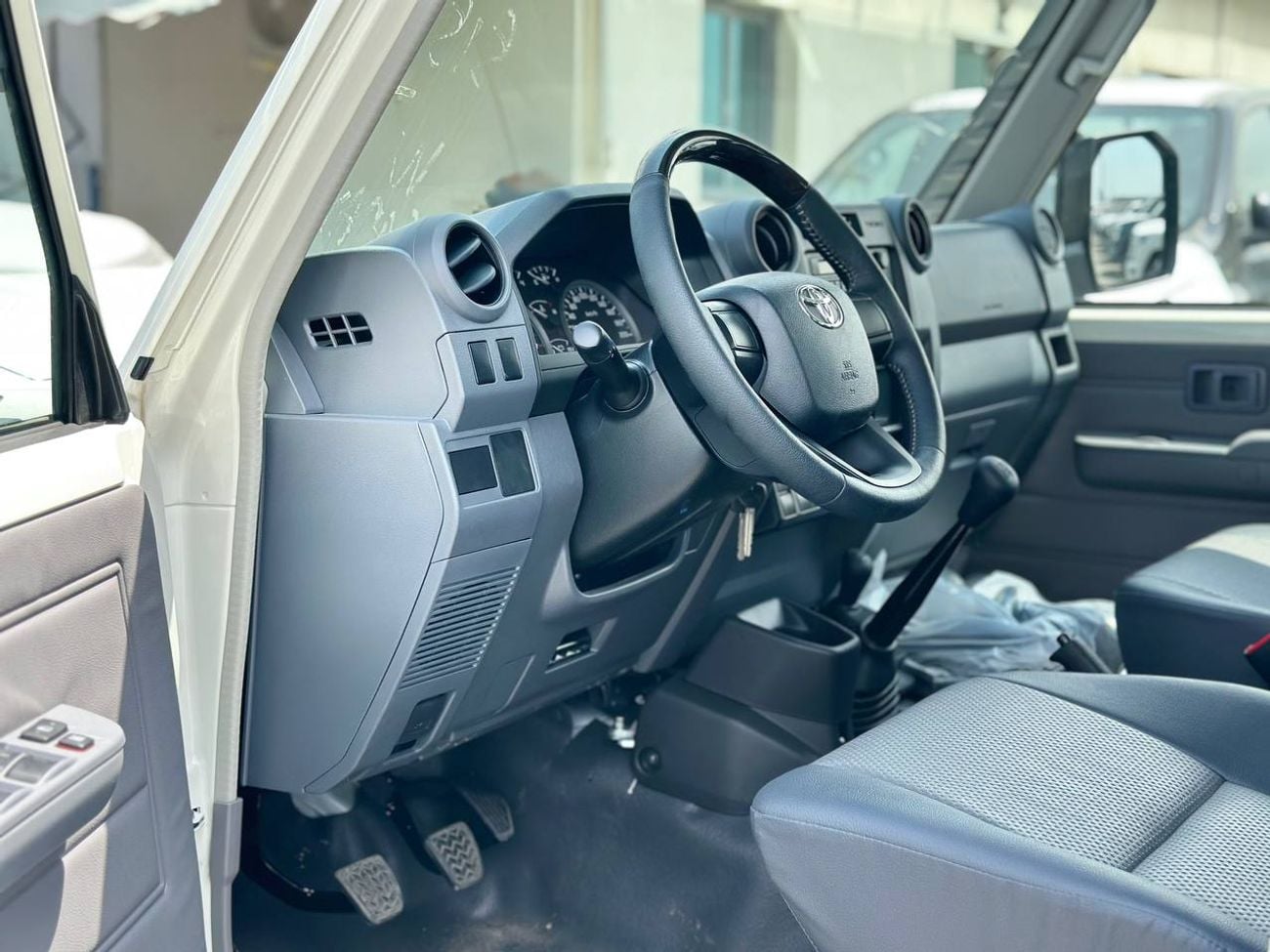 تويوتا لاند كروزر بيك آب LC79 دبل كابينة 4.0 لتر PTR ناقل حركة يدوي // 2025 // خيار قياسي مع نوافذ كهربائية // عرض خاص // من