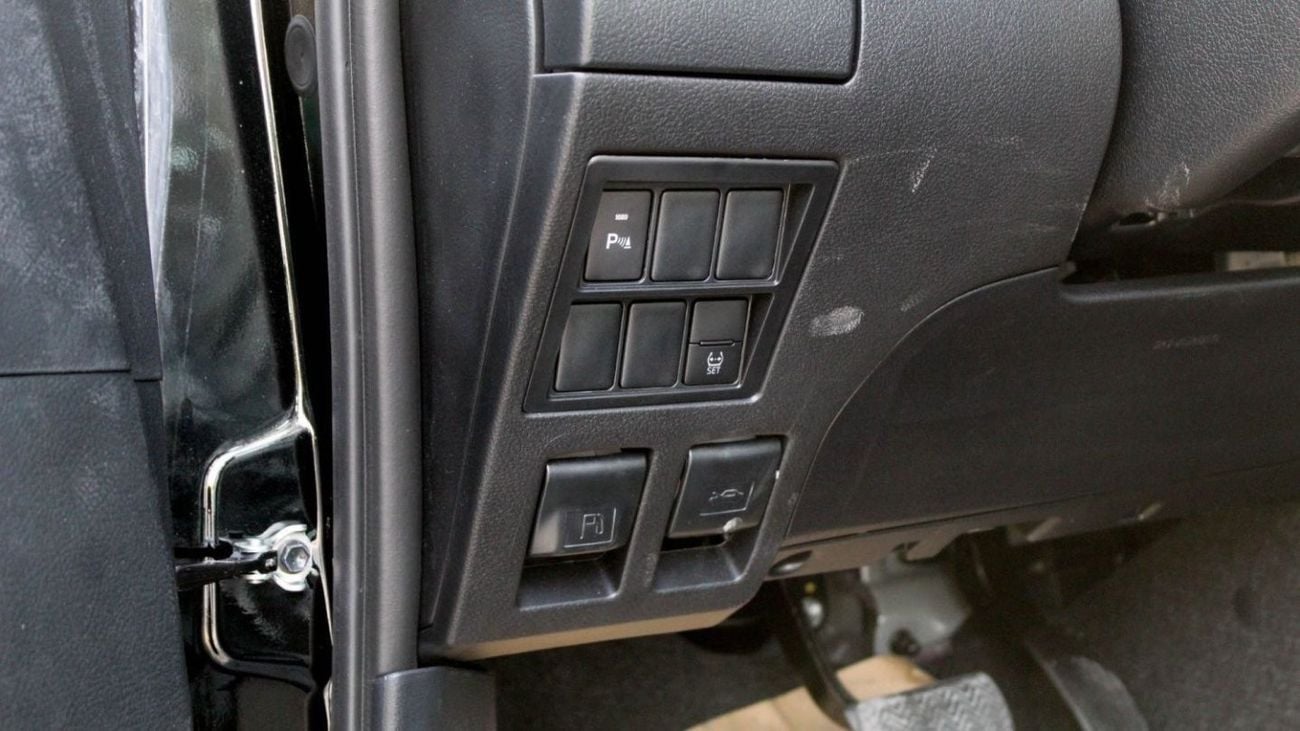 Toyota Hilux TOYOTA 2.4L D DC 4WD AT Full option