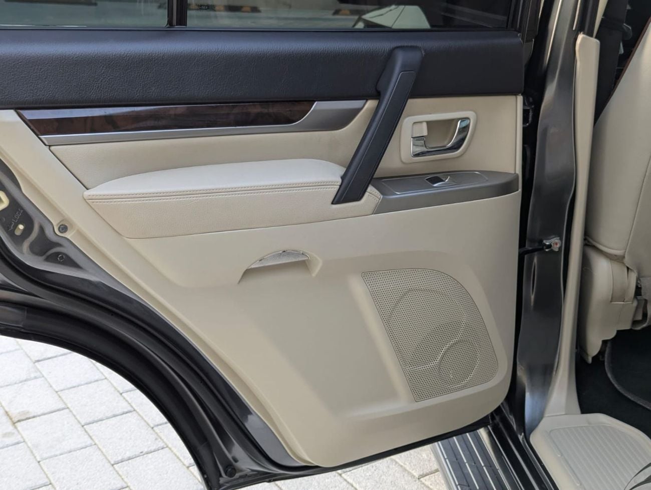 Mitsubishi Pajero GLS HIGHLINE Mitsubishi Pajero 2017 grey LHD Petro engine