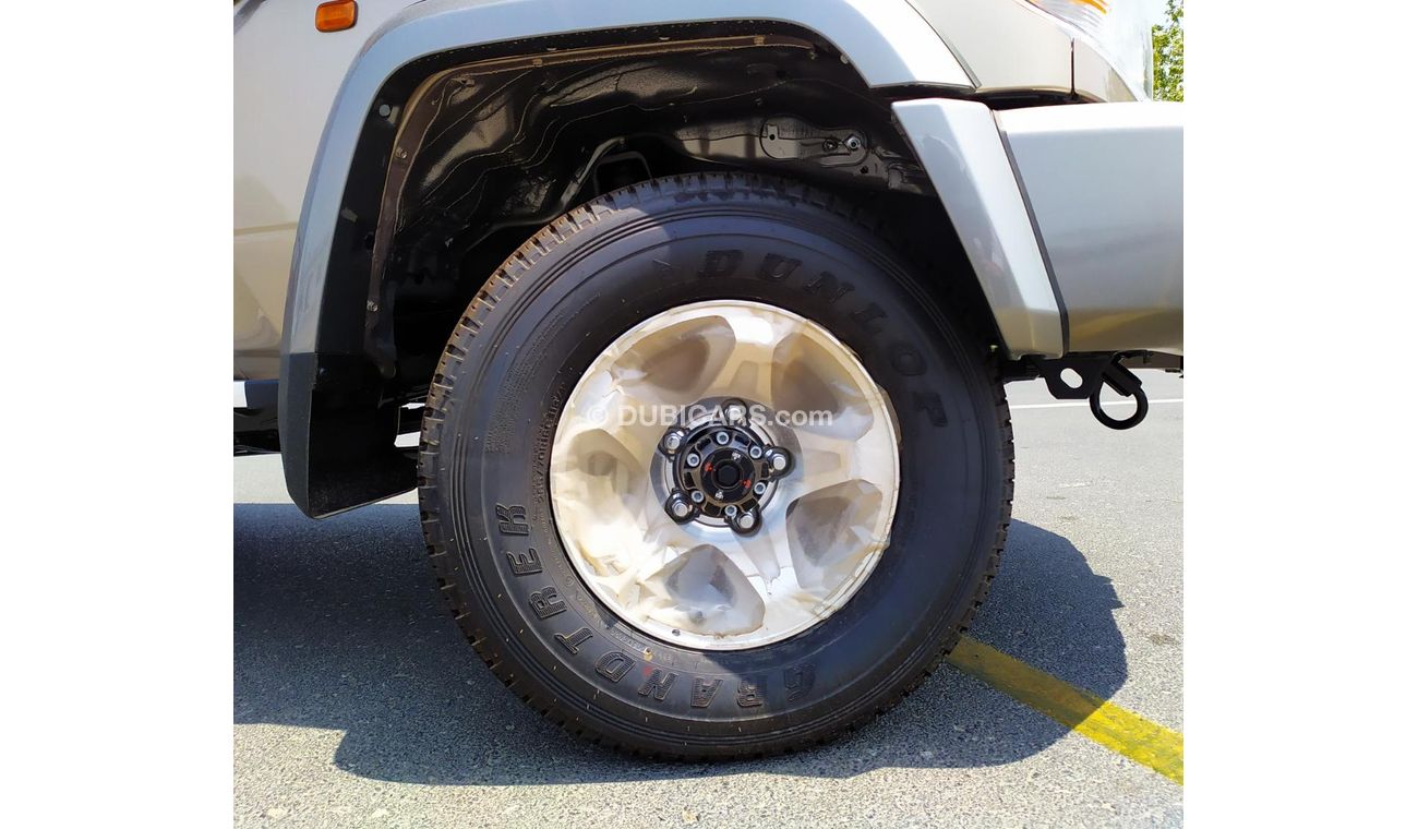 Toyota Land Cruiser 70 76 DLX LX V6 4.0L PETROL 5 SEAT MANUAL TRANSMISSION