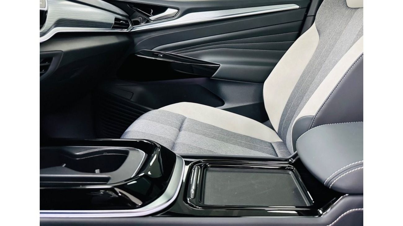 Volkswagen ID.4 Original paint .. Pure Plus .. Panoramic Roof ..