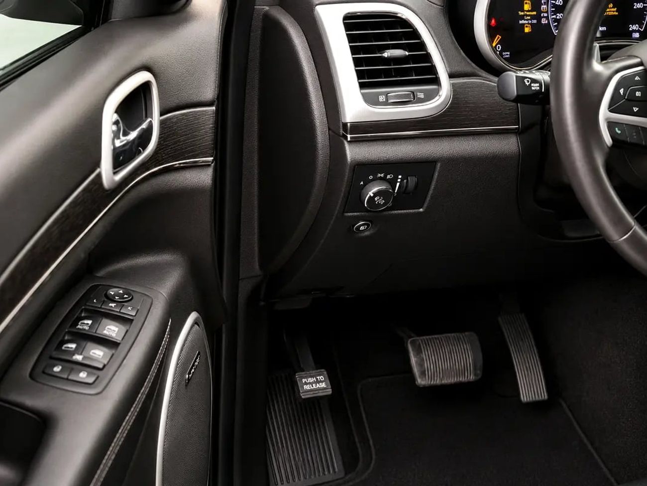 جيب جراند شيروكي SUMMIT 1,338 | Summit | 5.7L HEMI V8 | GCC Specs