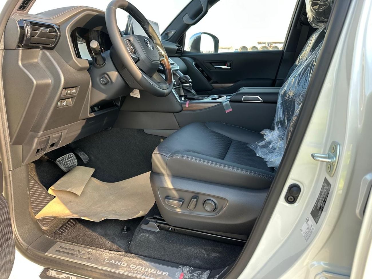 تويوتا لاند كروزر Toyota Land Cruiser VX 3.5L 2026 TT With Radar (Export Only)