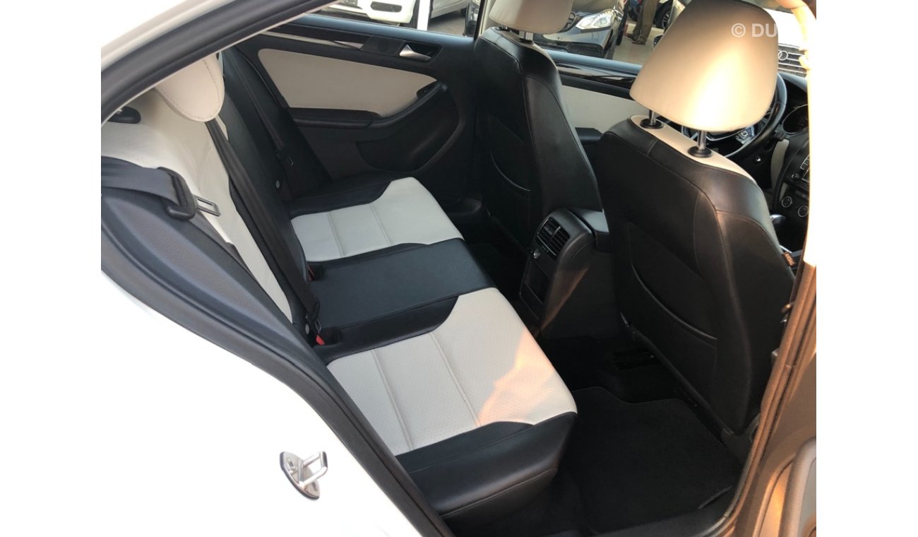Volkswagen Jetta Getta model 2016 GCC car prefect condition full option low mileage sun roof leather seats back camer