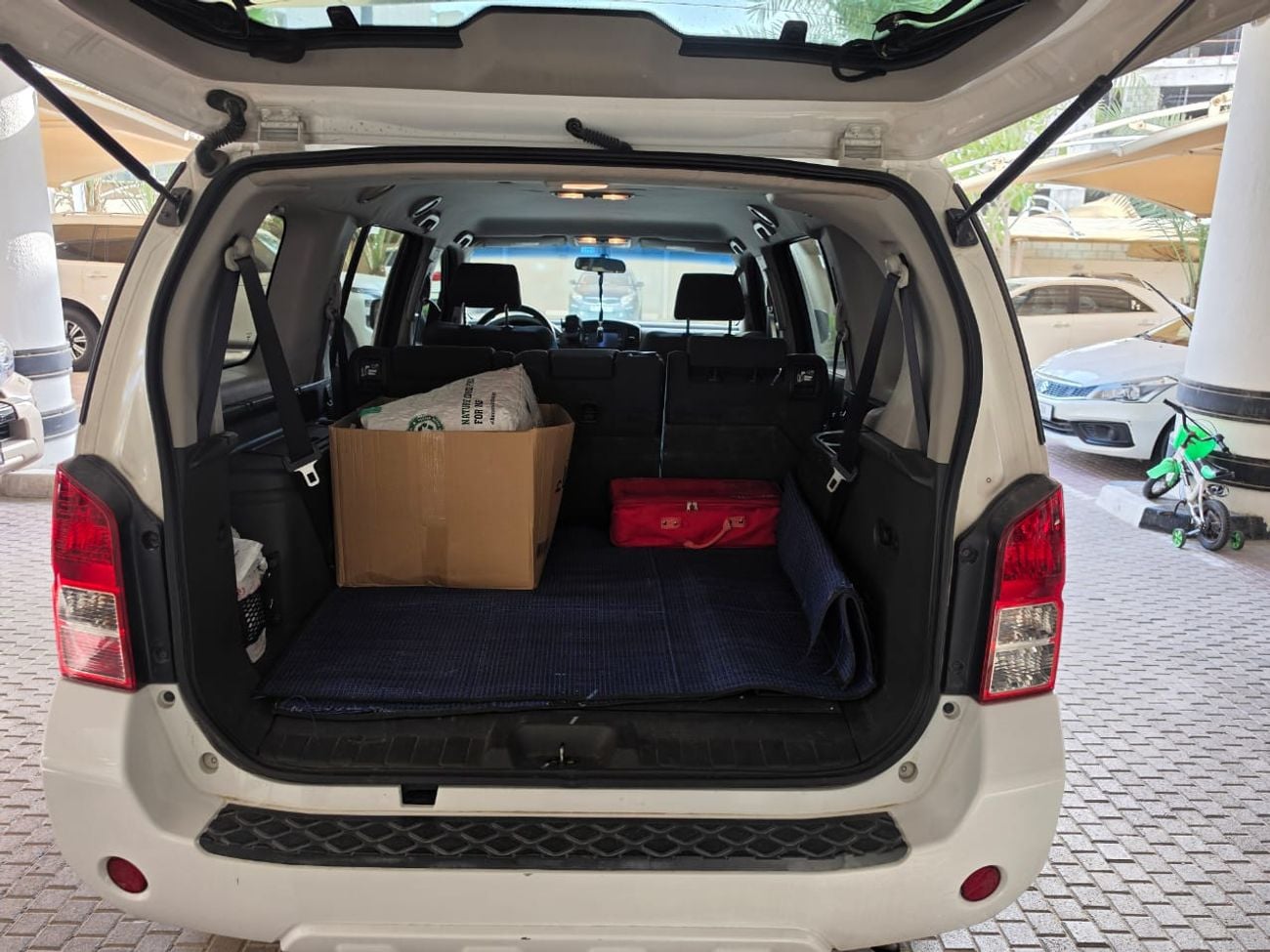 Nissan Pathfinder 4.L Engine - GCC Specs - New 5 Tires and Battery - Well Maintained