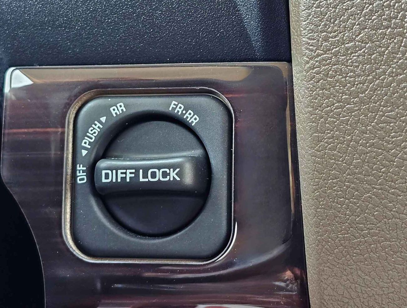 Toyota Land Cruiser 70 /4.0L PETROL A/T / TOP VARIANT / DIFF LOCK / REFRIGETOR / FULL OPTION / CODE#68081