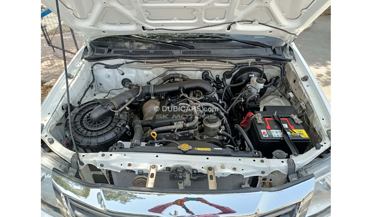 تويوتا هيلوكس 2.7L, 15" Tyre, Xenon Headlights, Fabric Seats, Chiller, Front A/C, Manual Gear Box (LOT # 8200)