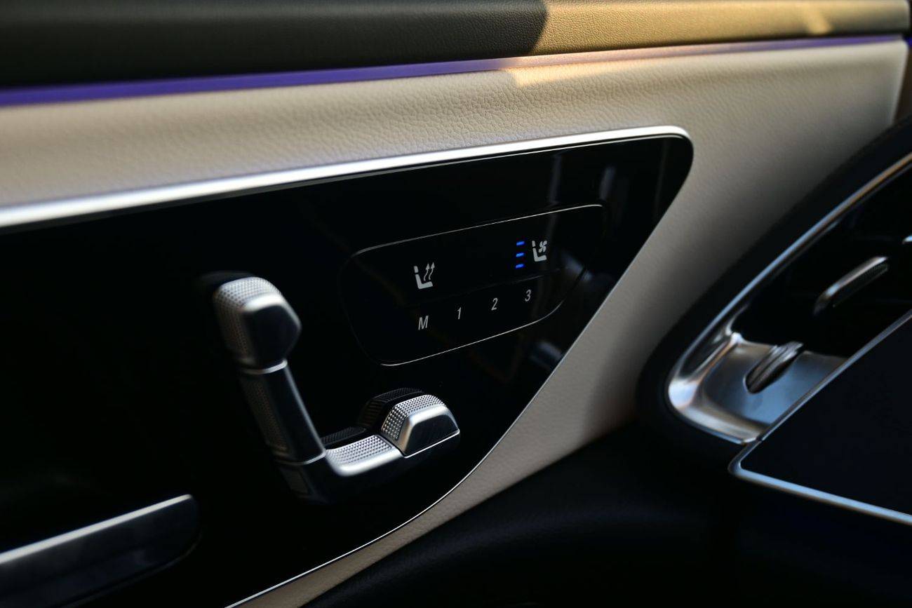 Mercedes-Benz E200 Mercedes-Benz E200 2.0L Turbo + Mild Hybrid Color Black Model 2025