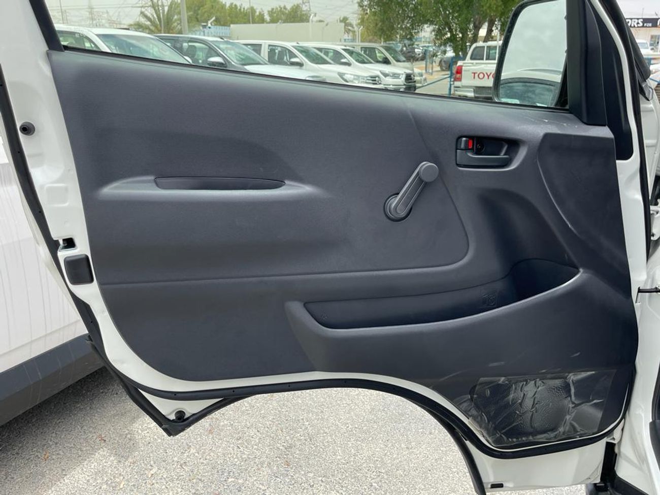 تويوتا هاياس toyota hiace 2025 standardroof  103000aed export