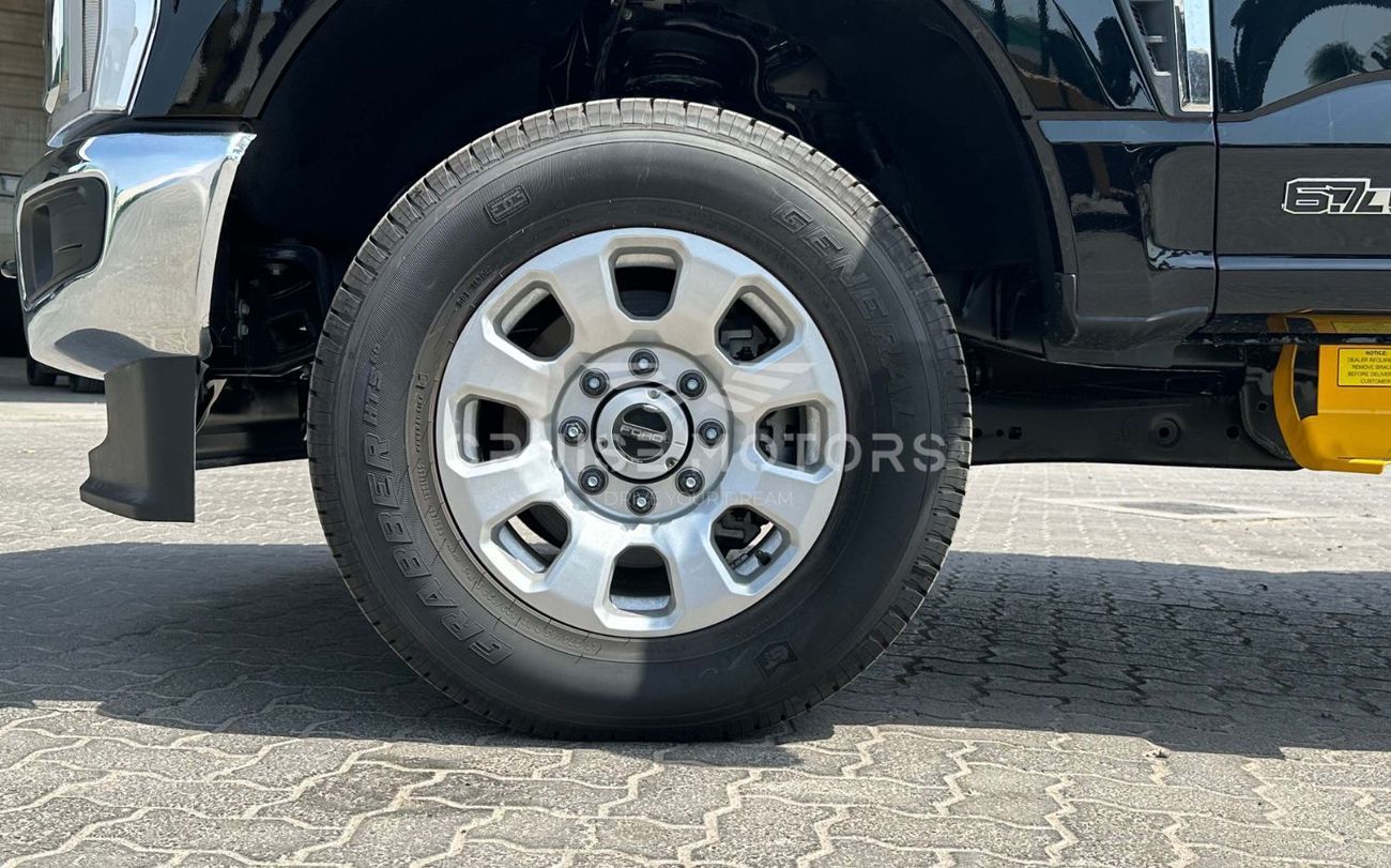 Ford F 350 Automatic - 6.7L - Diesel - Crew Cab - 4WD - 6 Seats - 4 Door